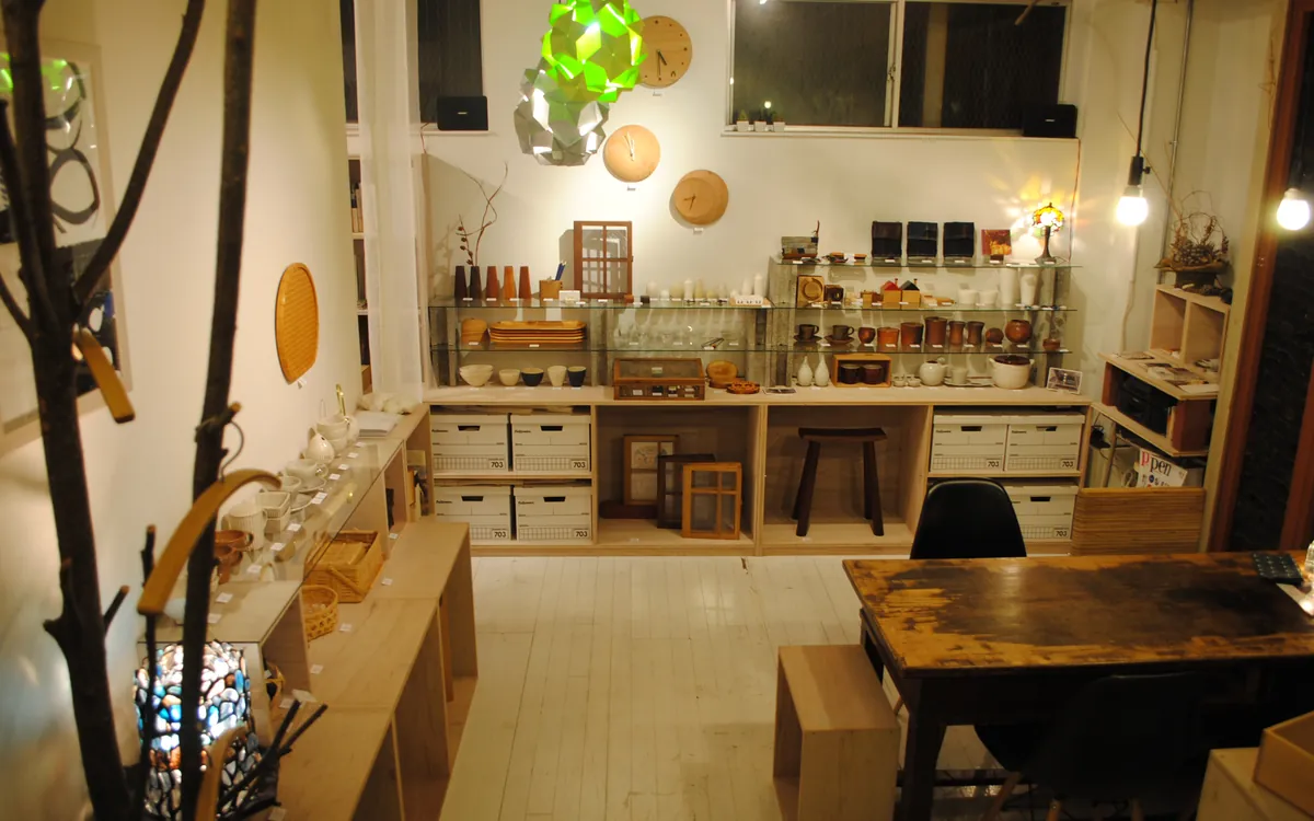 Maruyama Gallery TOIRO の店内。作家の器や木工品が並ぶ