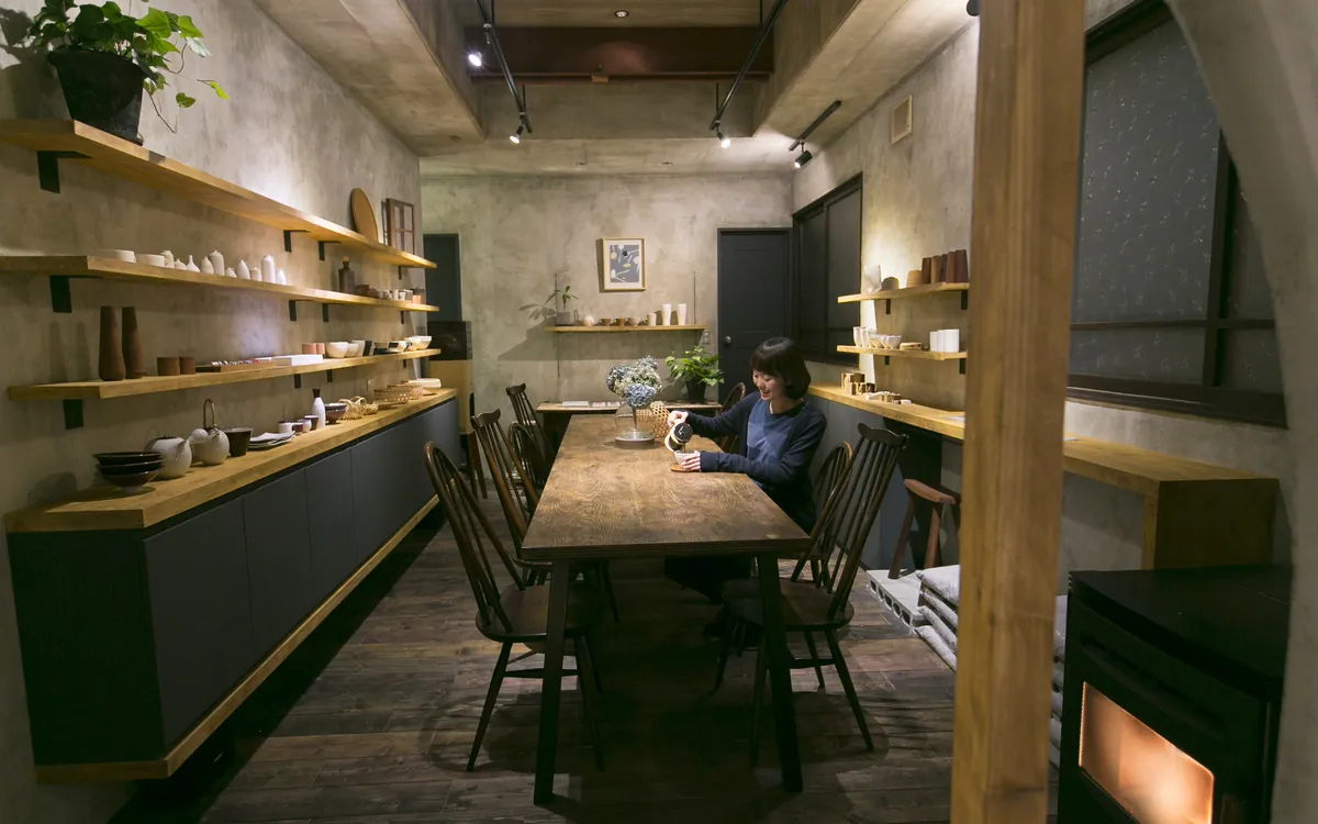 カフェを併設したTOIROの店内。作家のカップでコーヒーを飲める
