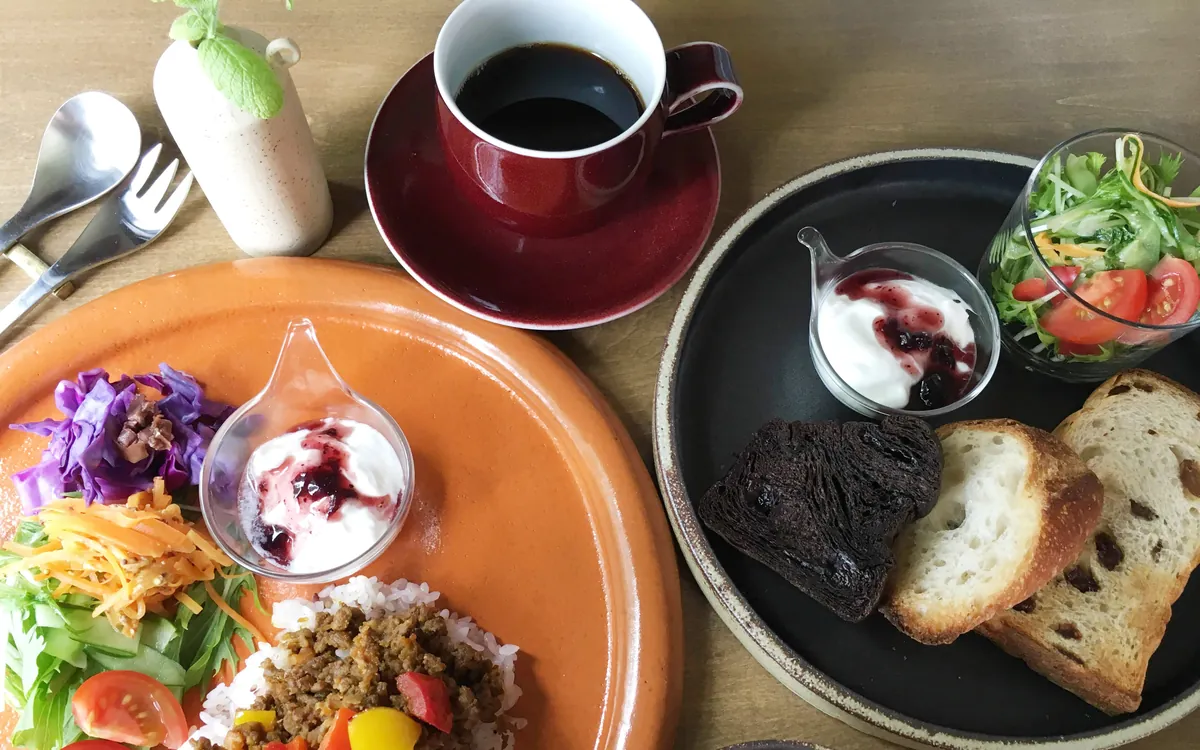 紡ぐカフェの料理。発酵食の専門家と一緒に用意した健康的な一皿
